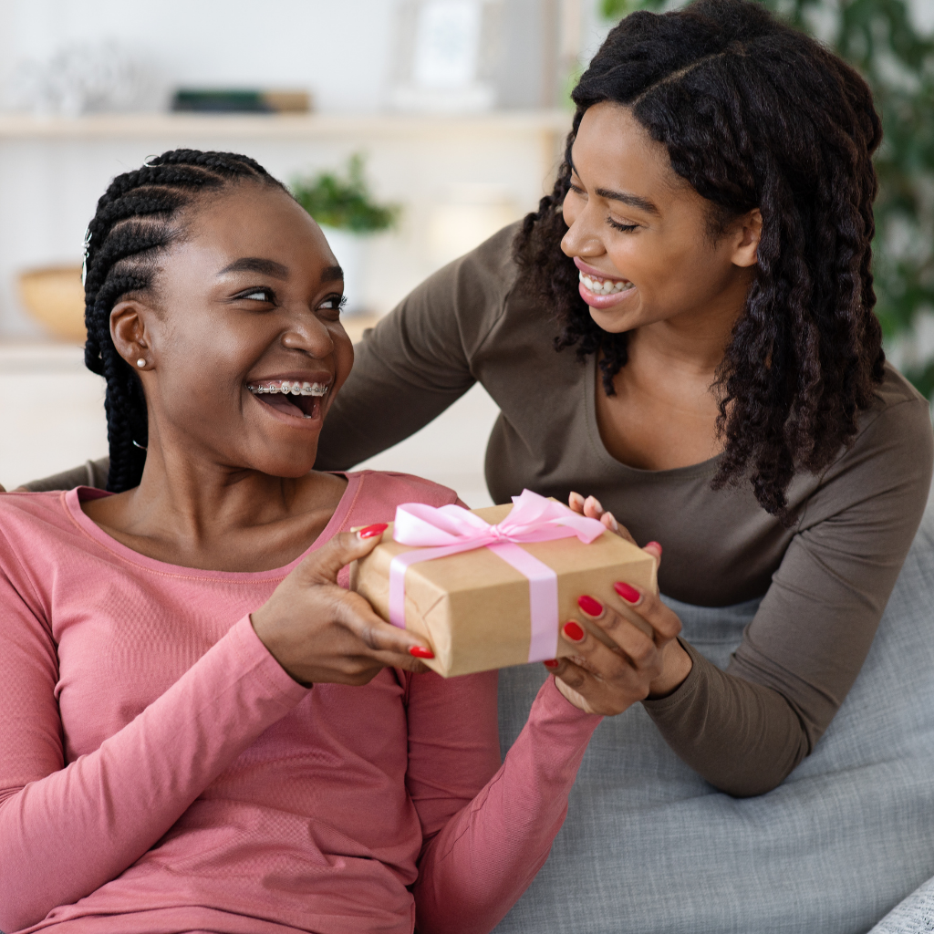 Tips On Buying Birthday Gifts for Your Girlfriend - HitFit