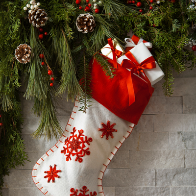15 Simple and Elegant Christmas Fireplace Mantel Decor Ideas